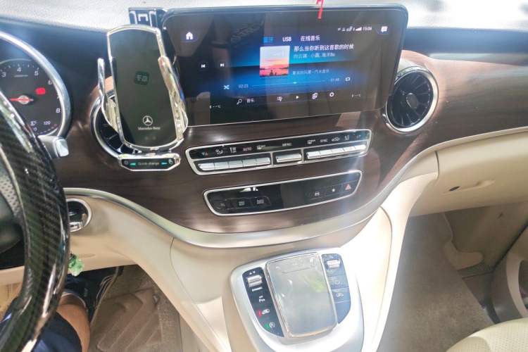 Used Mercedes-Benz V-Class 2020 V 260 Avantgarde Edition Audio And AC Panel