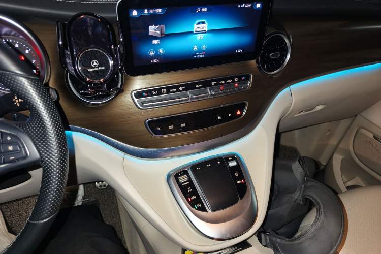 Used Mercedes-Benz V-Class 2020 V 260 Prestige Edition Audio And AC Panel