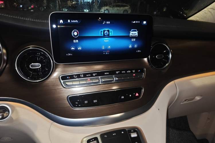 Used Mercedes-Benz V-Class 2020 V 260 Prestige Edition Audio And AC Panel