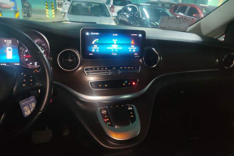Used Mercedes-Benz V-Class 2020 V 260 Avantgarde Edition Audio And AC Panel