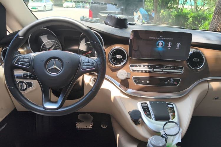 Used Mercedes-Benz V-Class 2020 V 260 L Long-wheelbase Luxury Edition Center Console