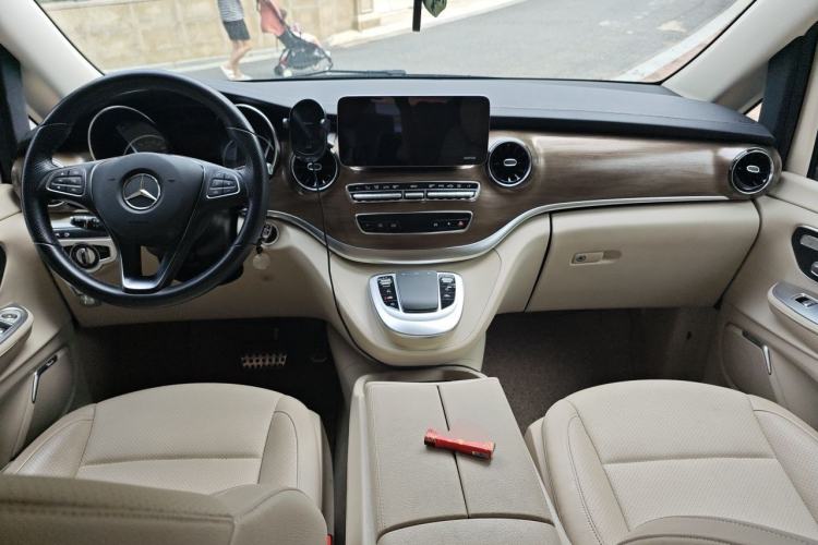 Used Mercedes-Benz V-Class 2020 V 260 L Long-wheelbase Luxury Edition Center Console