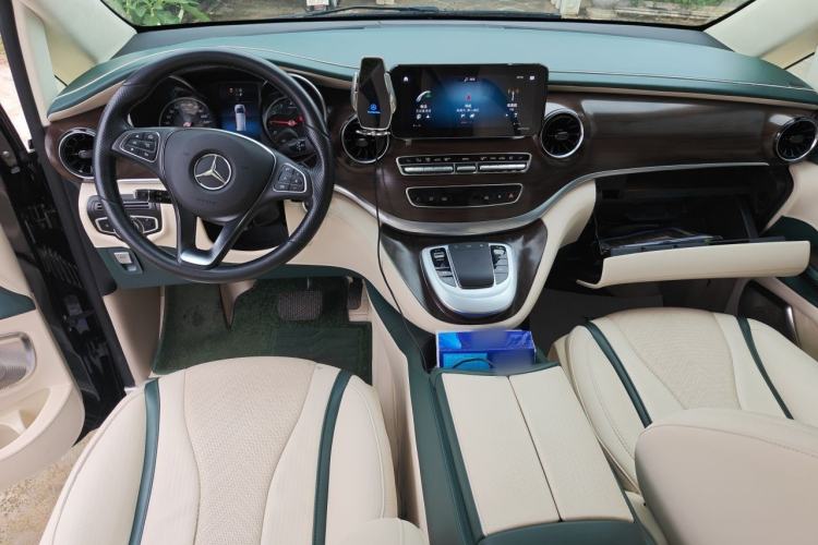 Used Mercedes-Benz V-Class 2020 V 260 Avantgarde Edition Center Console