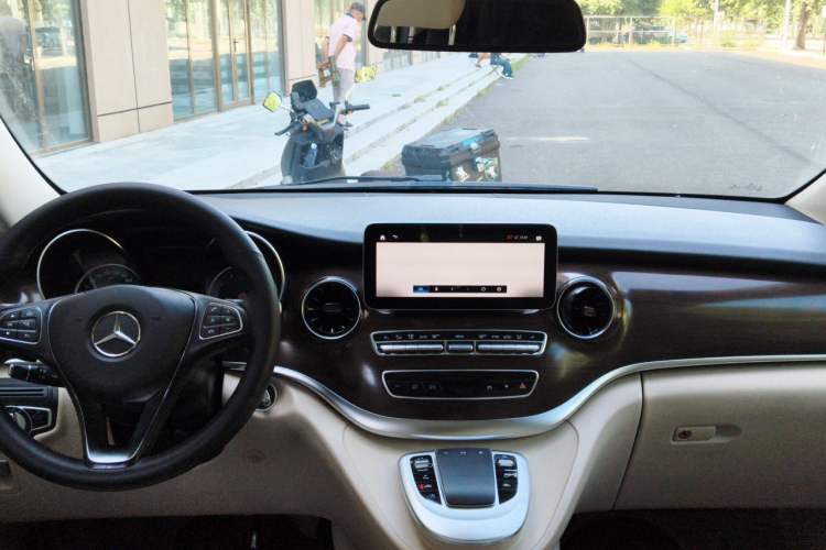 Used Mercedes-Benz V-Class 2020 V 260 Avantgarde Edition Center Console