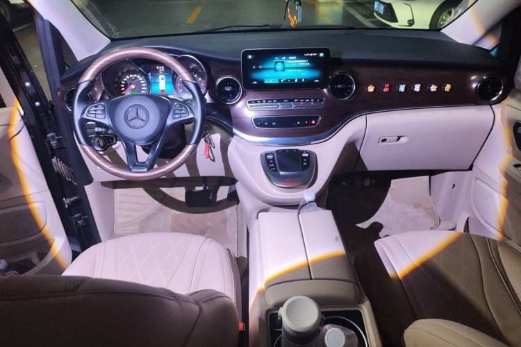 Used Mercedes-Benz V-Class 2020 V 260 Avantgarde Edition Center Console