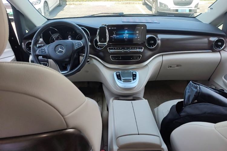 Used Mercedes-Benz V-Class 2020 V 260 Avantgarde Edition Center Console