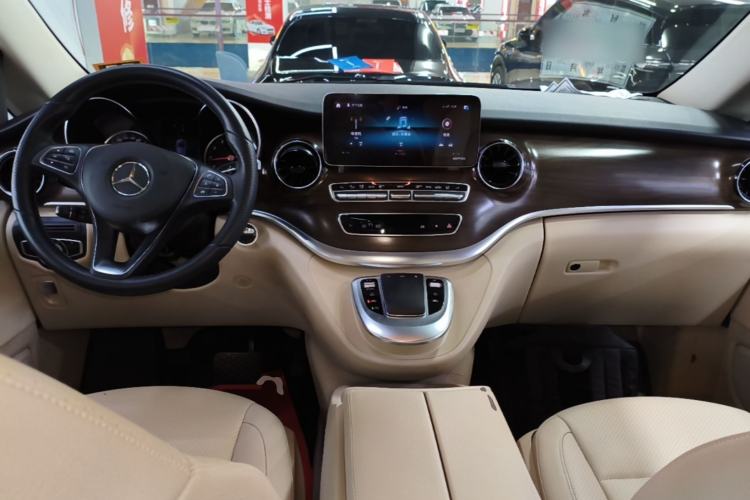 Used Mercedes-Benz V-Class 2020 V 260 Avantgarde Edition Center Console