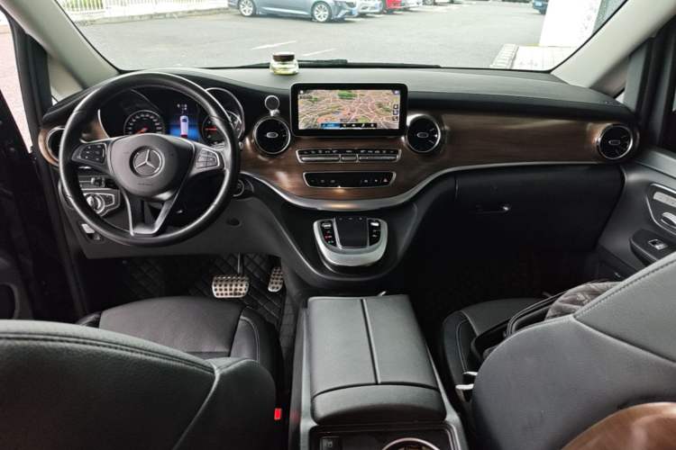 Used Mercedes-Benz V-Class 2020 V 260 Prestige Edition Center Console