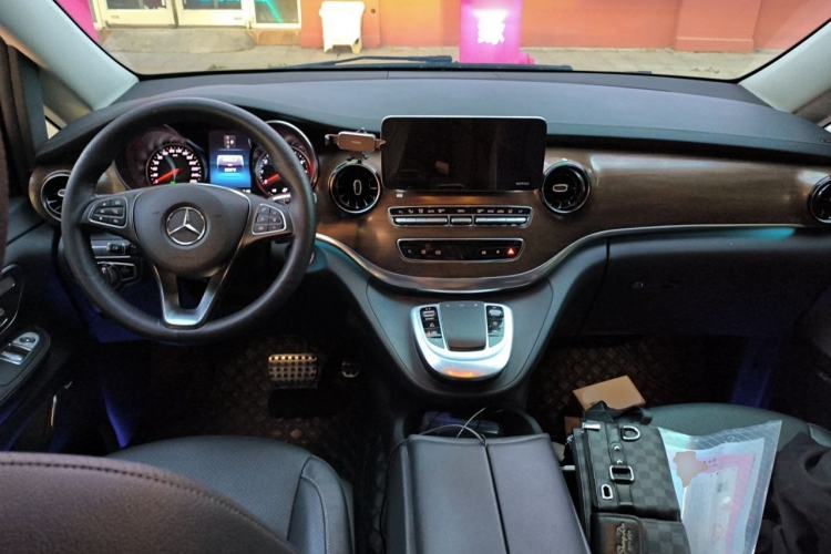 Used Mercedes-Benz V-Class 2020 V 260 L Long-wheelbase Luxury Edition Center Console