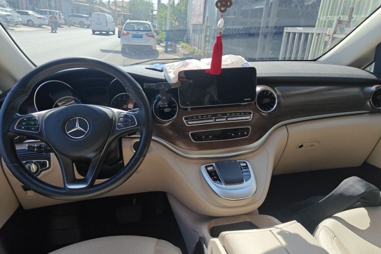 Used Mercedes-Benz V-Class 2020 V 260 Avantgarde Edition Center Console