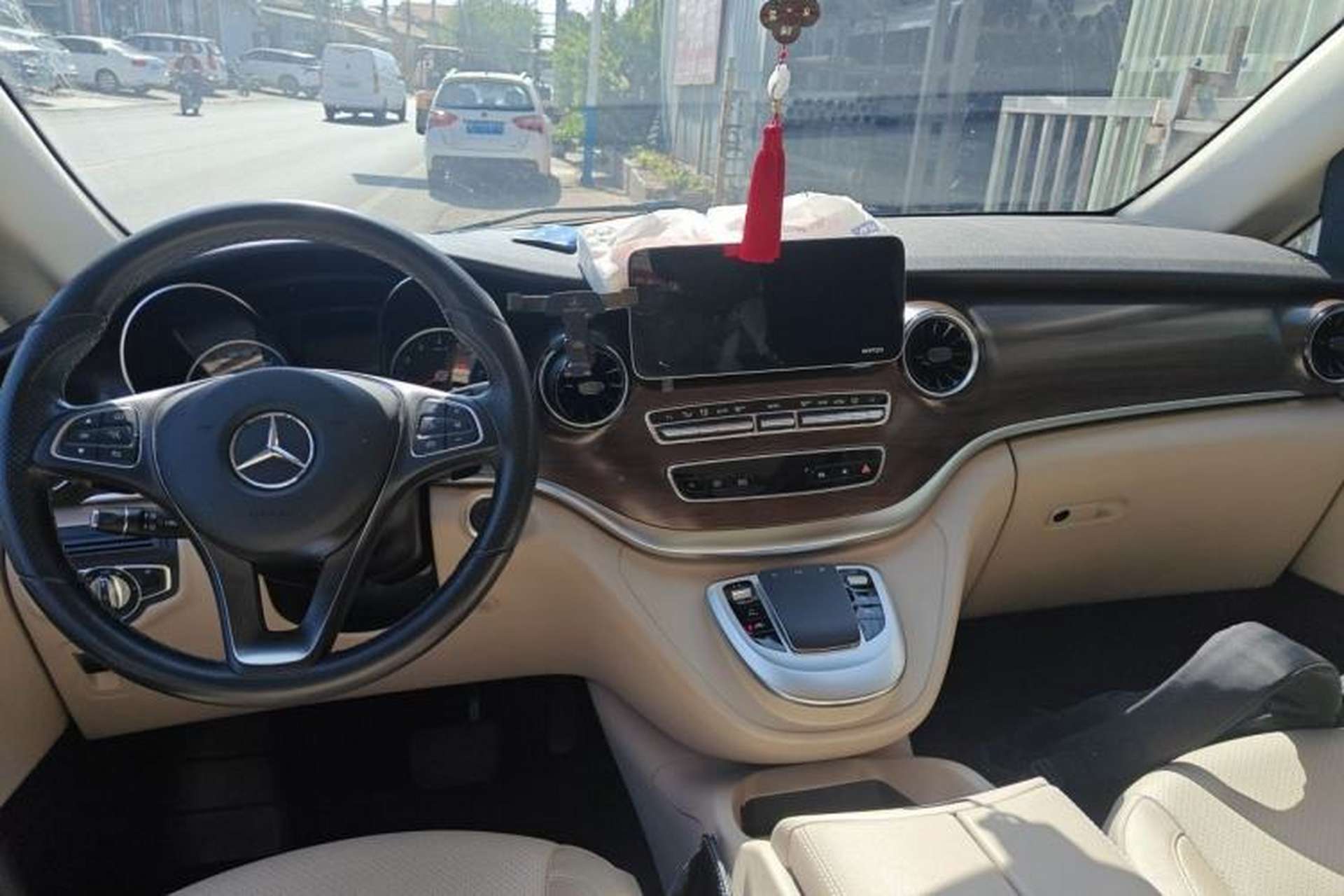 Used Mercedes-Benz V-Class 2020 V 260 Avantgarde Edition Center Console