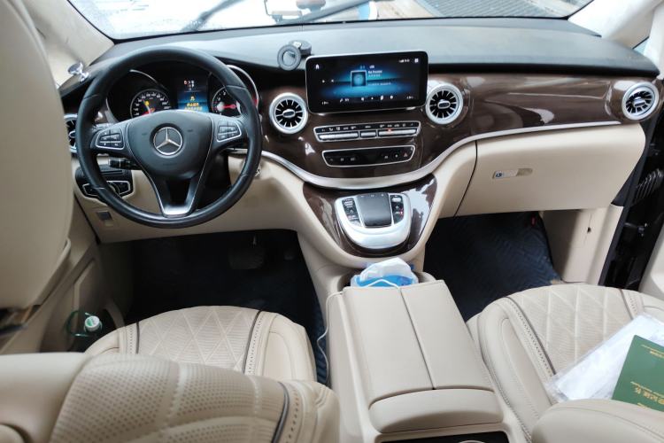 Used Mercedes-Benz V-Class 2020 V 260 Avantgarde Edition Center Console