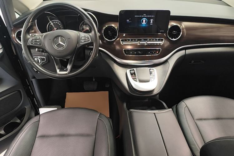Used Mercedes-Benz V-Class 2020 V 260 Avantgarde Edition Center Console