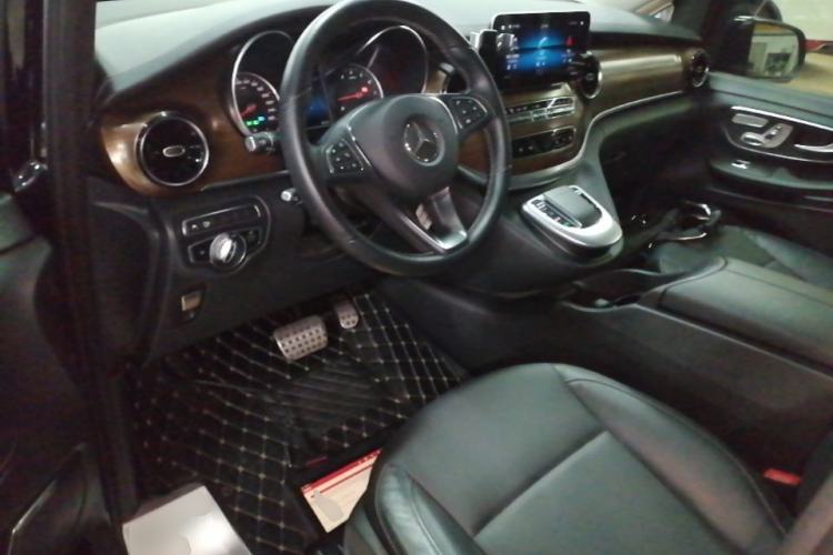 Used Mercedes-Benz V-Class 2020 V 260 L Long-wheelbase Luxury Edition Center Console