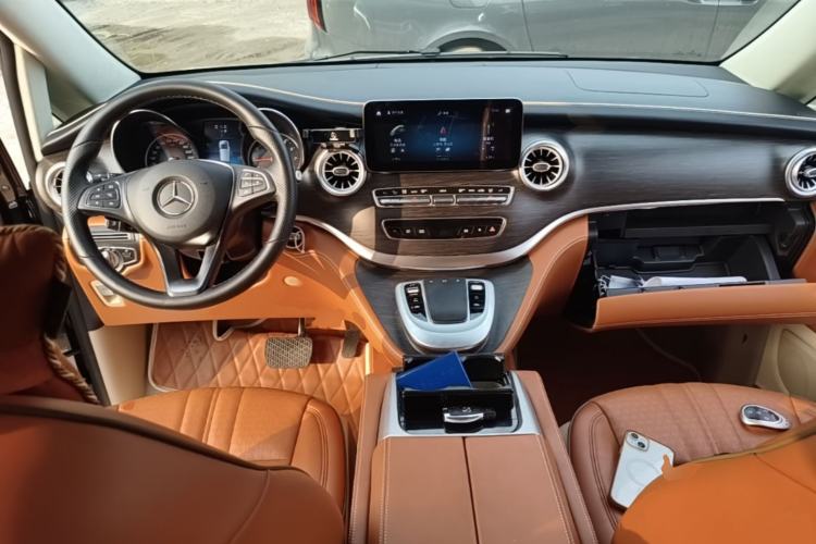 Used Mercedes-Benz V-Class 2020 V 260 Avantgarde Edition Center Console