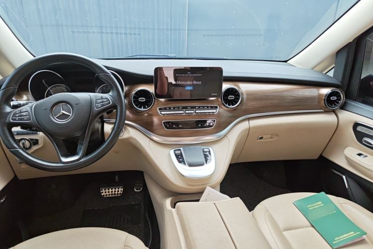 Used Mercedes-Benz V-Class 2020 V 260 L Long-wheelbase Luxury Edition Center Console