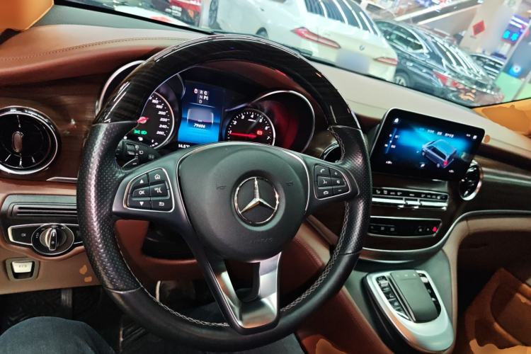 Used Mercedes-Benz V-Class 2020 V 260 Avantgarde Edition Center Console