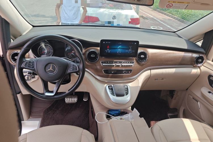 Used Mercedes-Benz V-Class 2020 V 260 L Long-wheelbase Luxury Edition Center Console