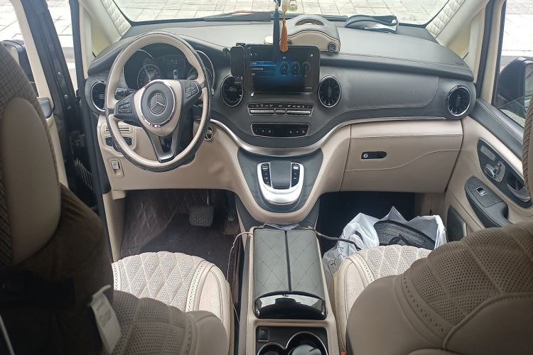 Used Mercedes-Benz V-Class 2020 V 260 Avantgarde Edition Center Console