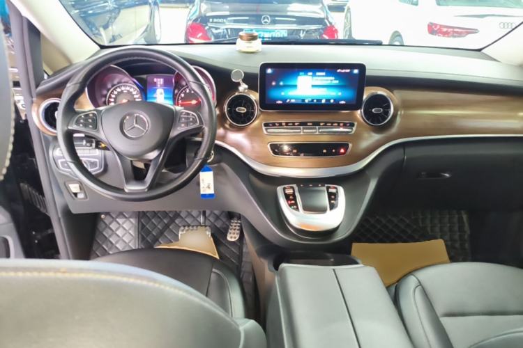 Used Mercedes-Benz V-Class 2020 V 260 Prestige Edition Center Console