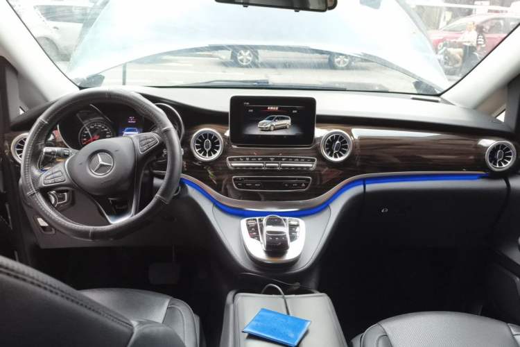 Used Mercedes-Benz V-Class 2020 V 260 Avantgarde Edition Center Console