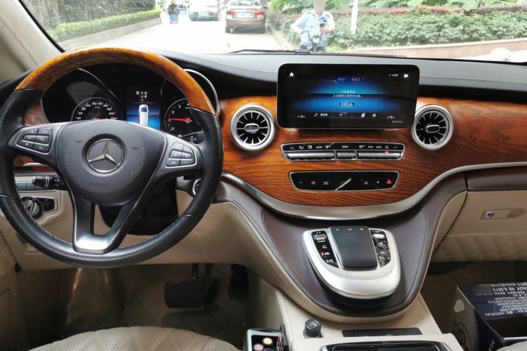 Used Mercedes-Benz V-Class 2020 V 260 L Long-wheelbase Luxury Edition Center Console