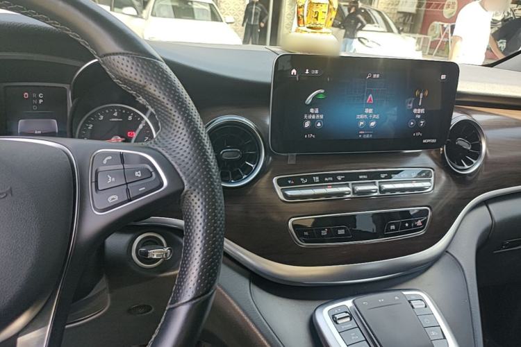 Used Mercedes-Benz V-Class 2020 V 260 Avantgarde Edition Center Console