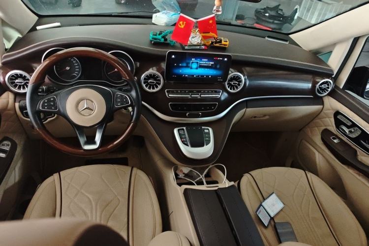 Used Mercedes-Benz V-Class 2020 V 260 Avantgarde Edition Center Console