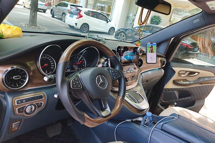 Used Mercedes-Benz V-Class 2020 V 260 L Long-wheelbase Luxury Edition Center Console