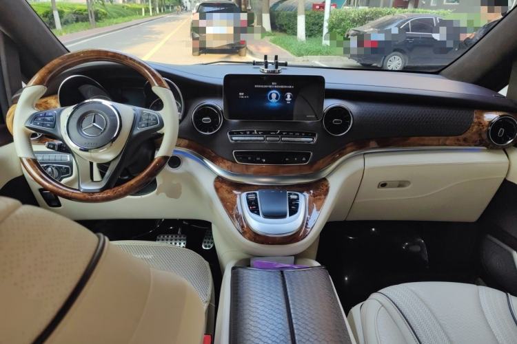Used Mercedes-Benz V-Class 2020 V 260 L Long-wheelbase Luxury Edition Center Console