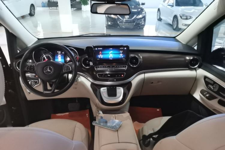 Used Mercedes-Benz V-Class 2020 V 260 Avantgarde Edition Center Console