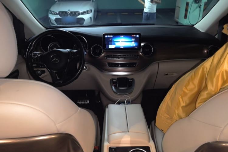 Used Mercedes-Benz V-Class 2020 V 260 L Long-wheelbase Luxury Edition Center Console