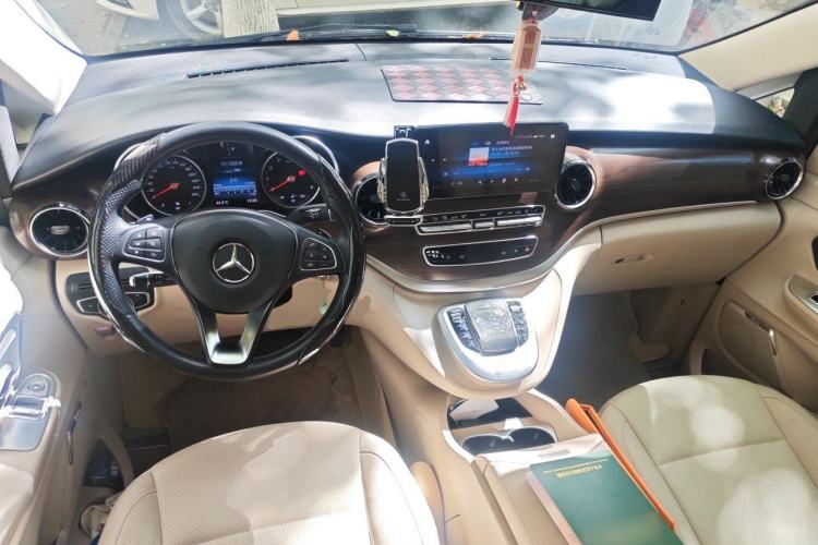 Used Mercedes-Benz V-Class 2020 V 260 Avantgarde Edition Center Console