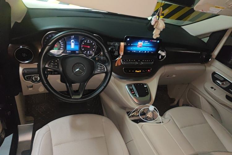 Used Mercedes-Benz V-Class 2020 V 260 Avantgarde Edition Center Console