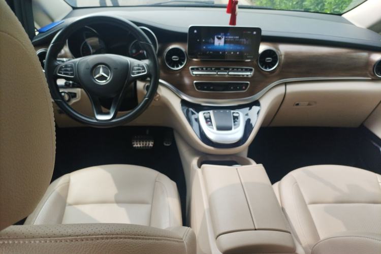 Used Mercedes-Benz V-Class 2020 V 260 L Long-wheelbase Luxury Edition Center Console