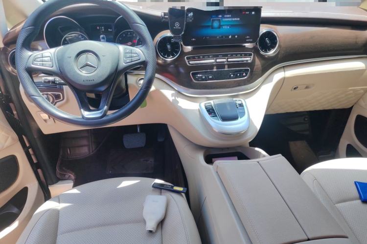 Used Mercedes-Benz V-Class 2020 V 260 Avantgarde Edition Center Console