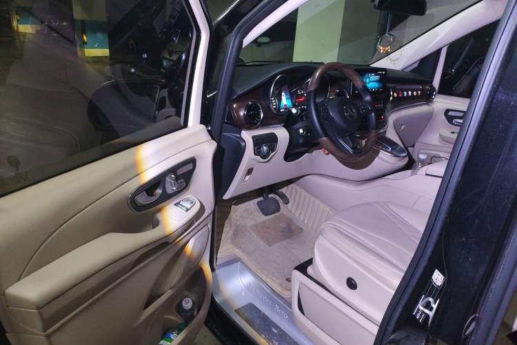 Used Mercedes-Benz V-Class 2020 V 260 Avantgarde Edition Driver Seat