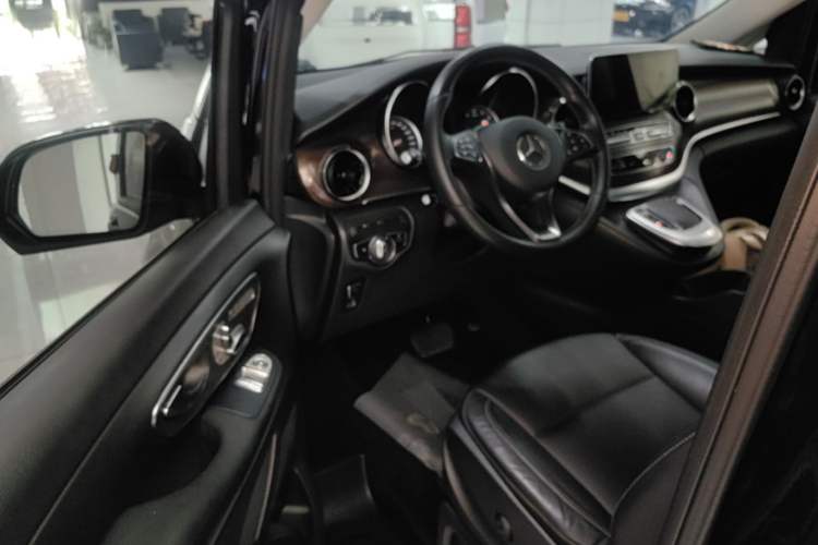 Used Mercedes-Benz V-Class 2020 V 260 Avantgarde Edition Driver Seat