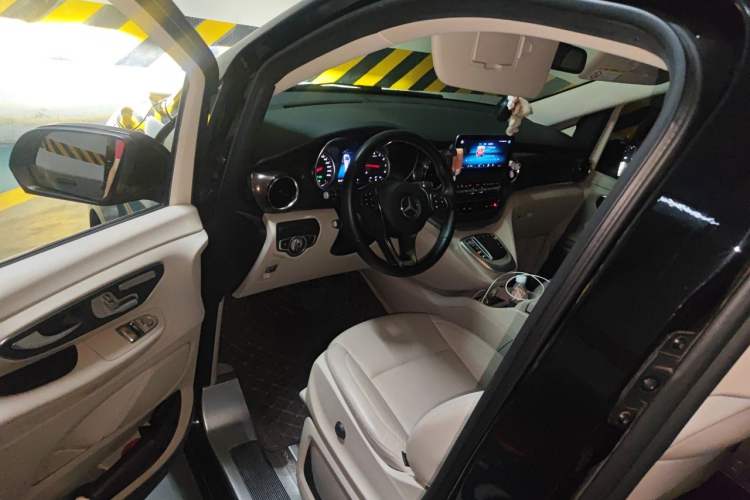 Used Mercedes-Benz V-Class 2020 V 260 Avantgarde Edition Driver Seat