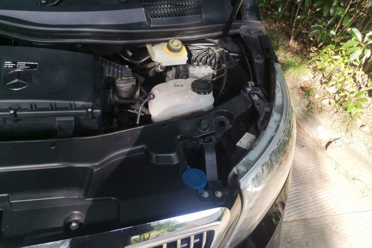 Used Mercedes-Benz V-Class  Engine Bay Left