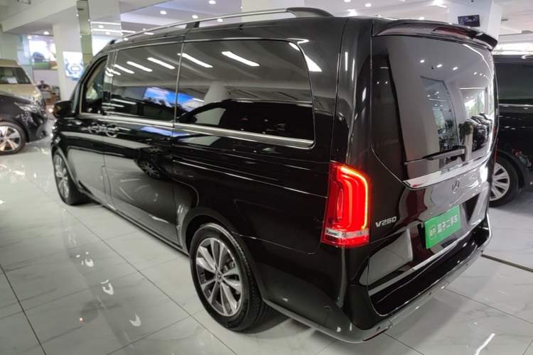 Used Mercedes-Benz V-Class 2020 V 260 Avantgarde Edition Exterior 2