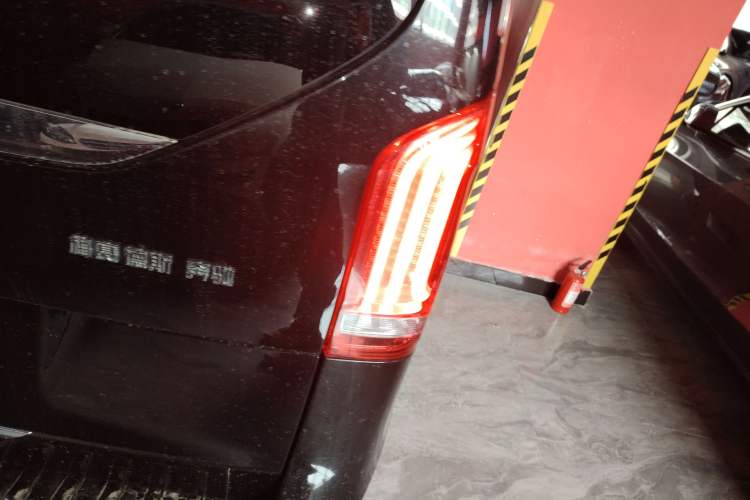 Used Mercedes-Benz V-Class 2020 V 260 Avantgarde Edition Exterior 3