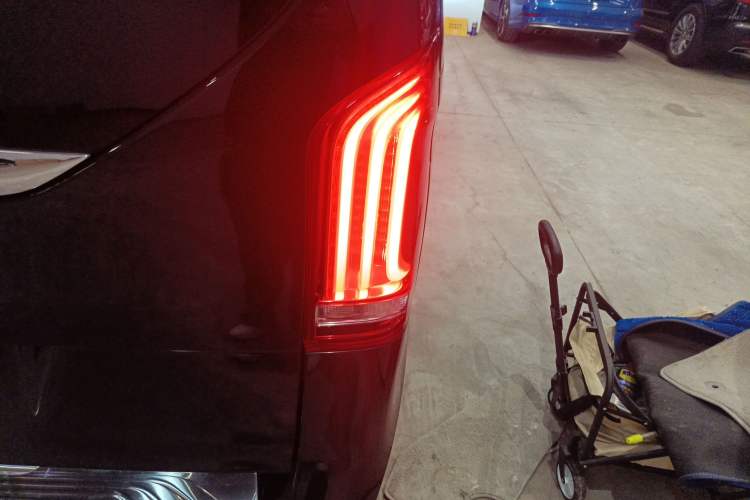 Used Mercedes-Benz V-Class 2020 V 260 Avantgarde Edition Exterior 3
