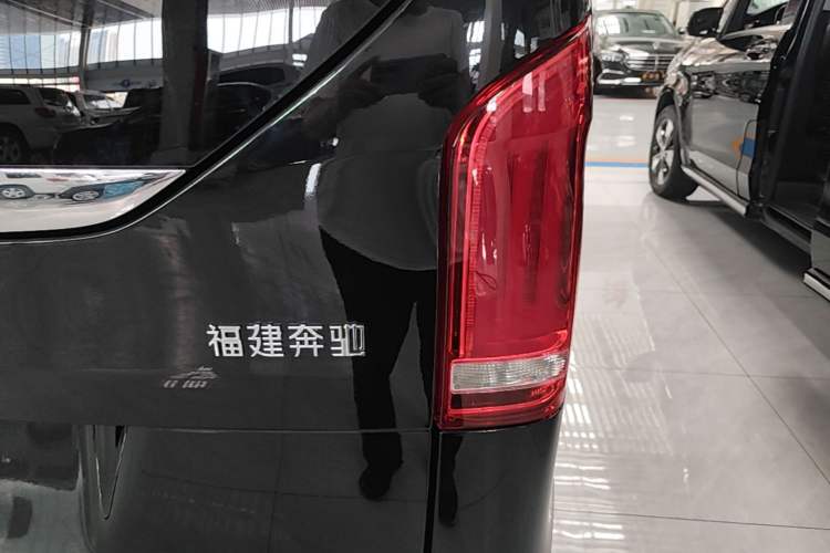 Used Mercedes-Benz V-Class 2020 V 260 Avantgarde Edition Exterior 3