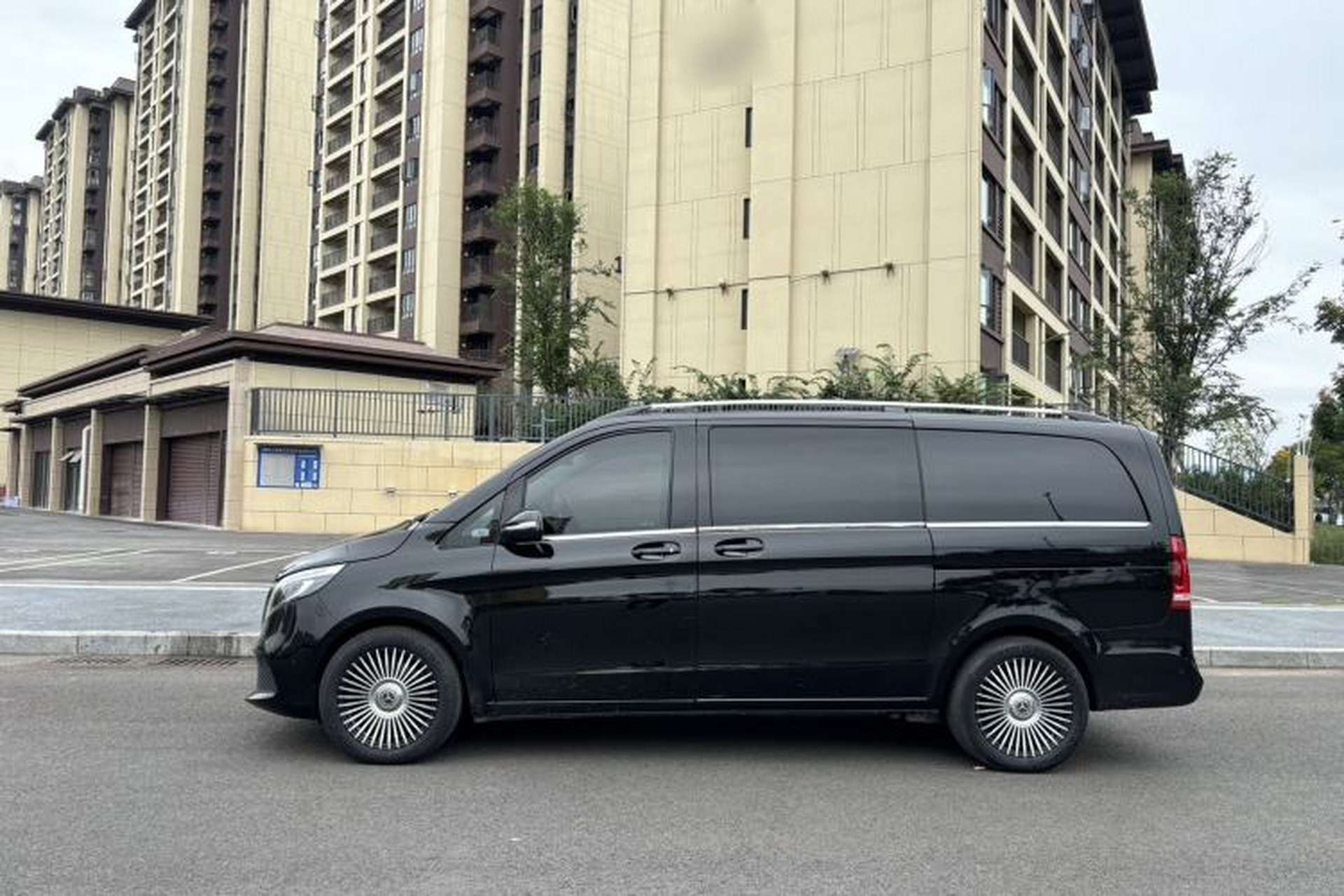 Used Mercedes-Benz V-Class 2020 V 260 Avantgarde Edition Exterior 4