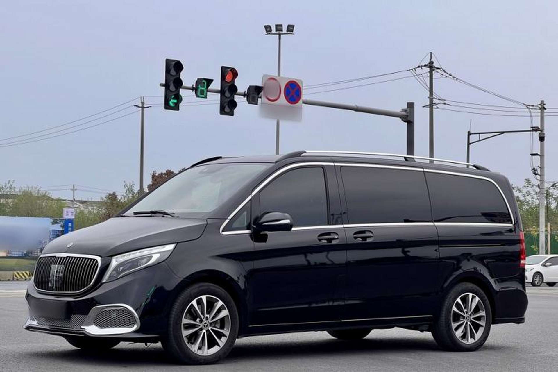 Used Mercedes-Benz V-Class 2020 V 260 Avantgarde Edition Front Left 45 Deg