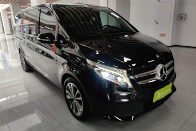 Used Mercedes-Benz V-Class 2020 V 260 Avantgarde Edition Front Right 45 Deg