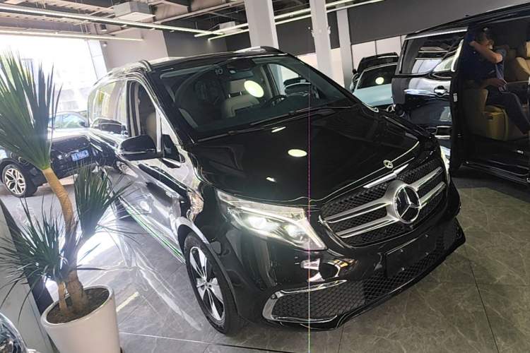 Used Mercedes-Benz V-Class 2020 V 260 Prestige Edition Front Right 45 Deg