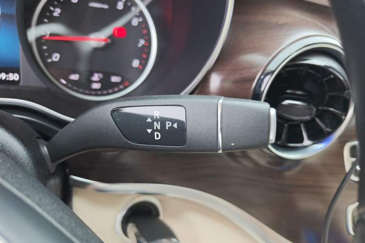 Used Mercedes-Benz V-Class 2020 V 260 Avantgarde Edition Gear Lever