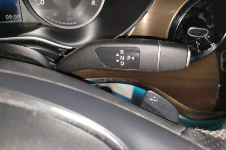 Used Mercedes-Benz V-Class 2020 V 260 Prestige Edition Gear Lever